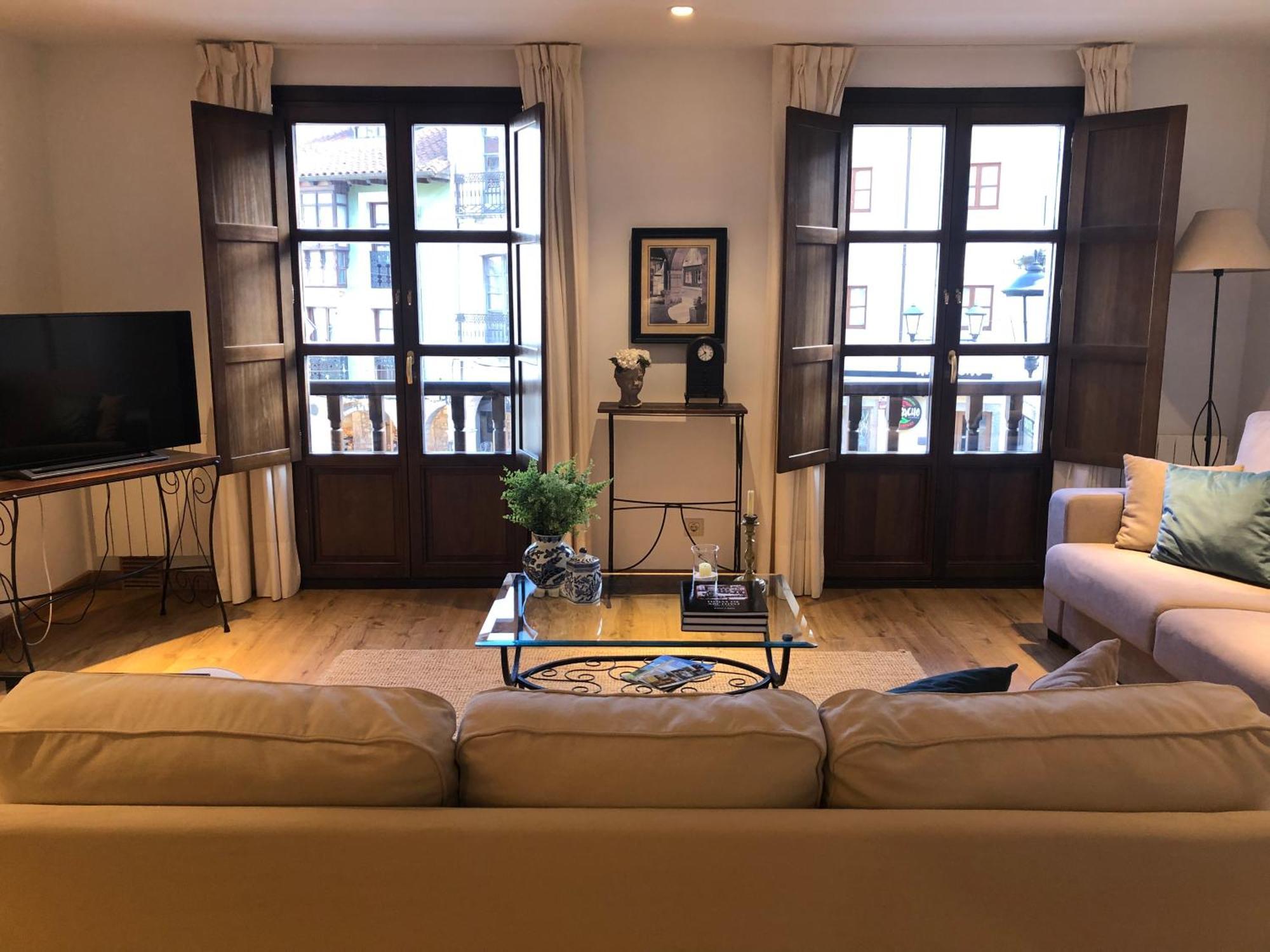 La Plaza De Llanes, Plaza Parres Sobrino, 6 * Llanes